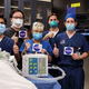 Los médicos de la Escuela de Medicina Icahn en Mount Sinai, en la ciudad de Nueva York, dan su aprobación después de probar un prototipo de respirador desarrollado por la NASA.